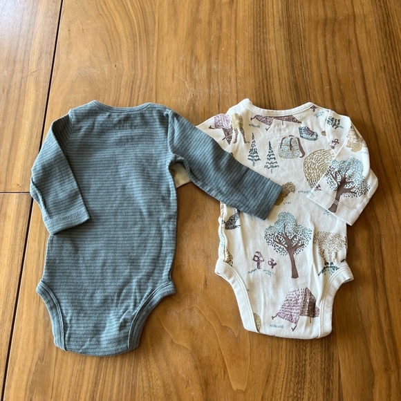 Adorable Unisex Carters Long Sleeve Onesies - Picture 3 of 3